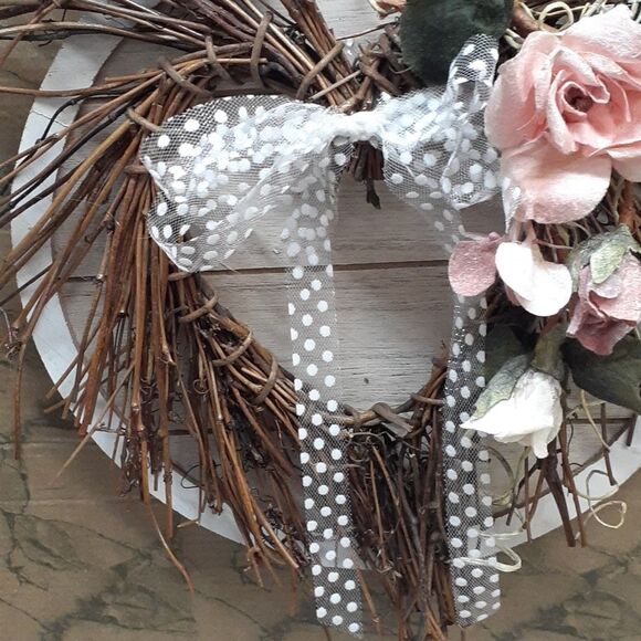 Hand made Victorian Pastel pink tones twig heart door hanger. - Picture 4 of 7